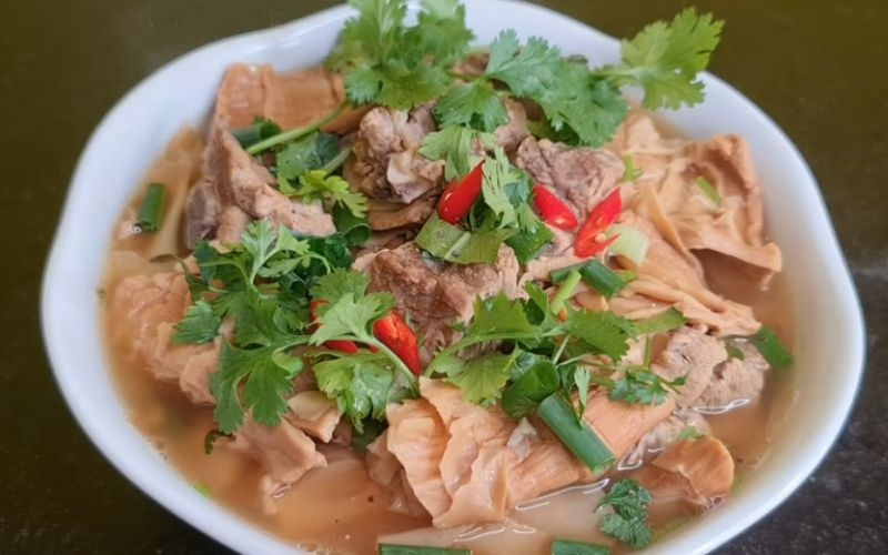 Món canh măng khô hầm xương