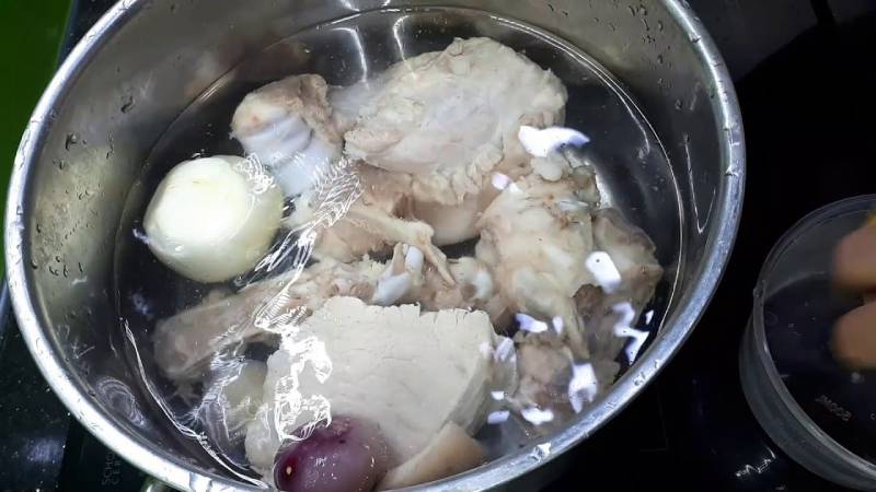 Tiến hành hầm xương heo