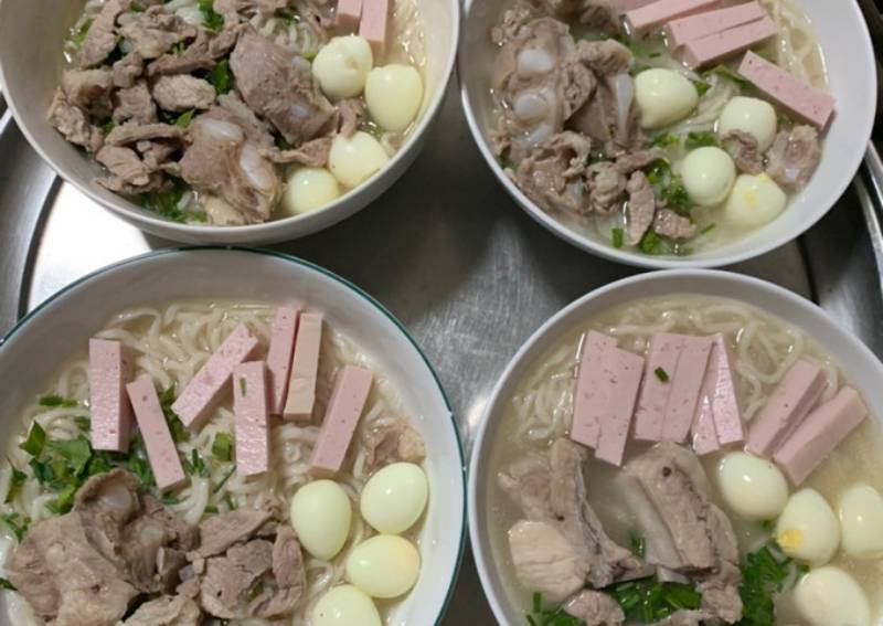 Thành phẩm cháo canh xứ nghệ xương heo chả lụa