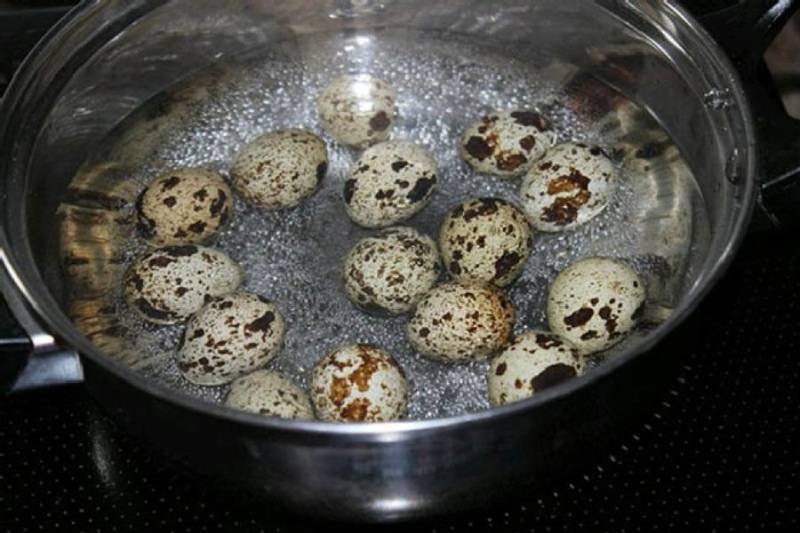 Luộc trứng cút và bóc vỏ
