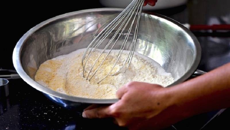Trộn hỗn hợp bột mì làm bánh canh