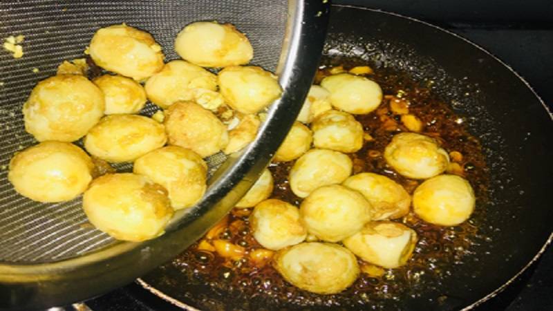 Công đoạn xào trứng cút