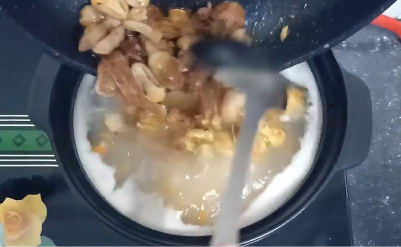 Tiến hành nấu cháo nấm chay