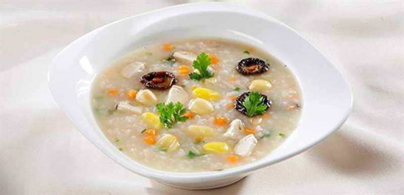 Hoàn thành món cháo thập cẩm chay bổ dưỡng