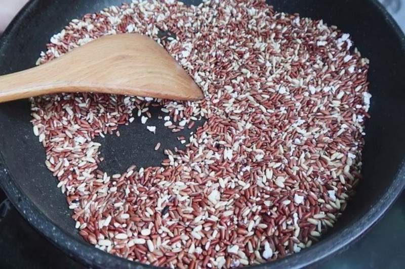 Tiến hành rang gạo lứt trên chảo