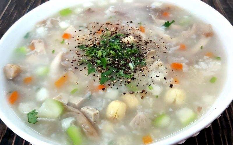 Hoàn thành món cháo hạt sen thanh đạm