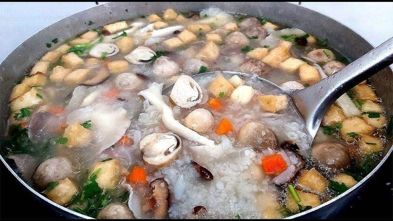 Tiến hành nấu cháo thập cẩm chay