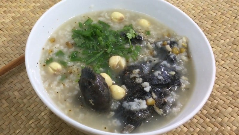 Khám phá cách nấu cháo gà ác đậu xanh