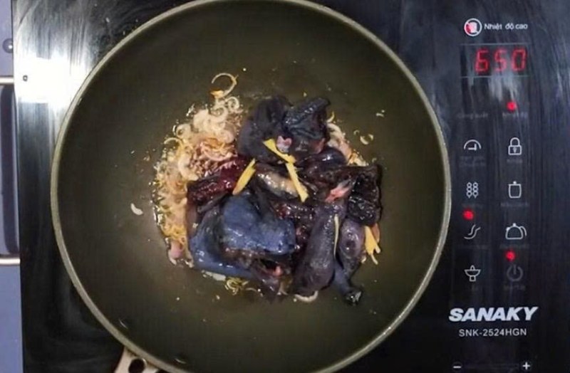 Đảo đều gà ác trên lửa vừa