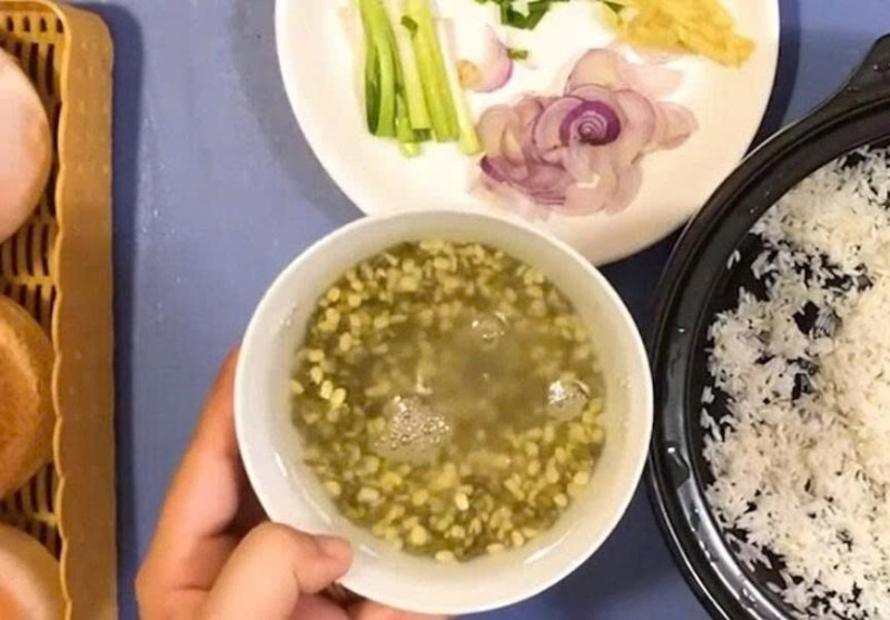 Rửa sạch đậu xanh rồi ngâm trong nước