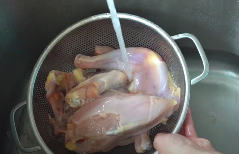Rửa gà cho sạch
