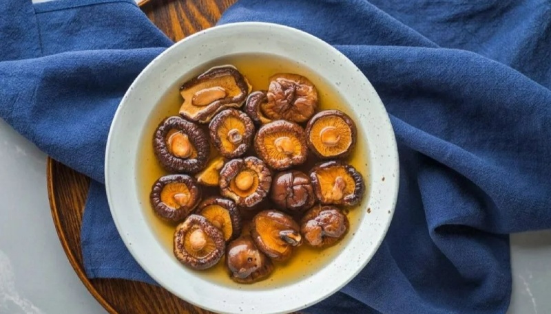 Ngâm nấm hương cho nở