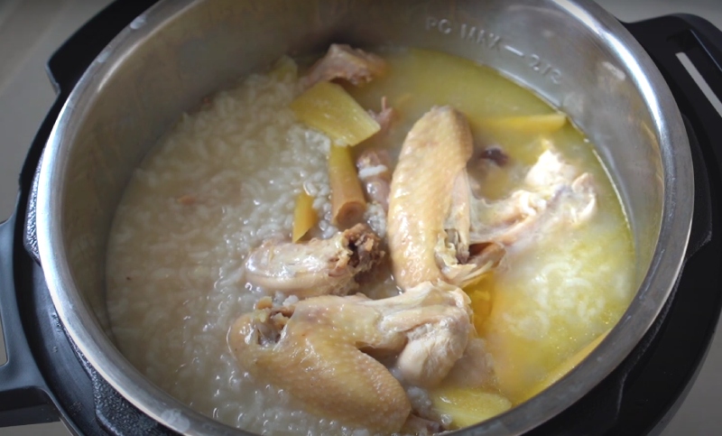 Cháo gà nấu trong nồi cơm điện