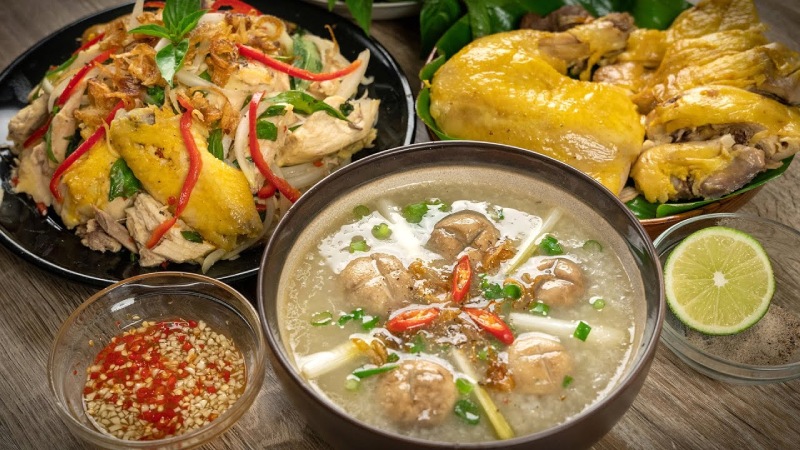 Cháo gà được múc ra tô