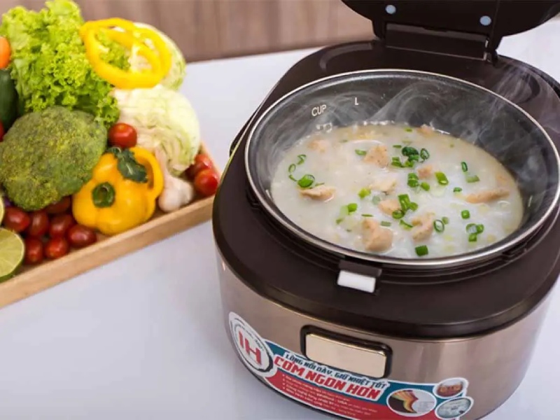 Nồi cơm điện được mở nắp cho bay hơi