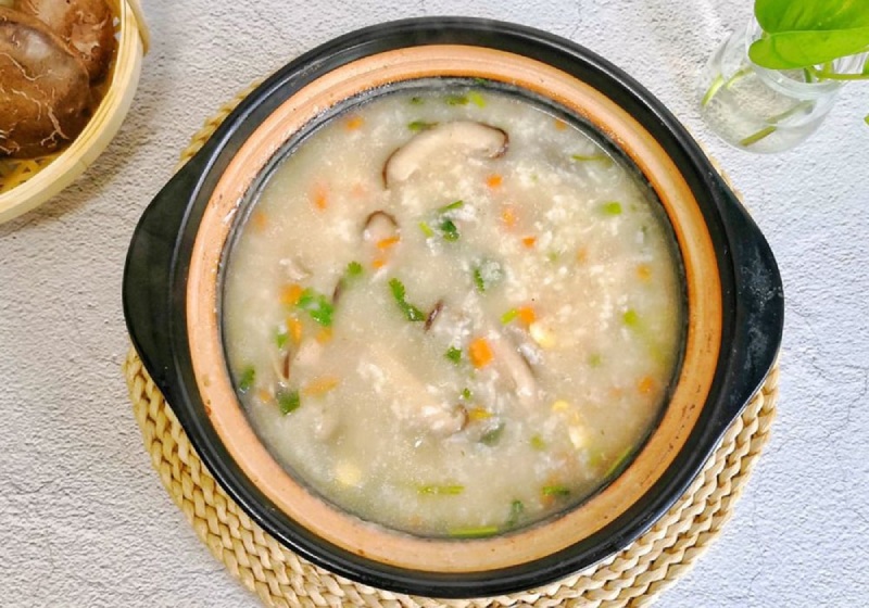 Cháo gà hạt sen thơm bùi, mềm mịn, bổ dưỡng cho bé ăn dặm và người cần bồi bổ.