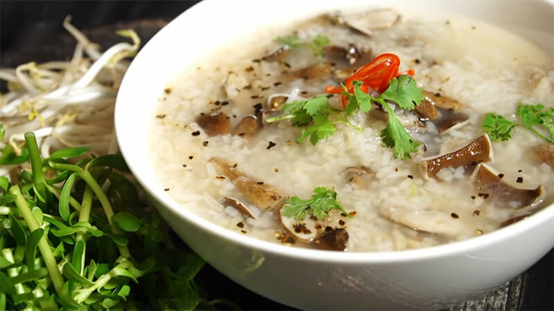 Cháo gà nấm hương thơm lừng, hạt cháo mềm mịn, quyện vị nấm và gà