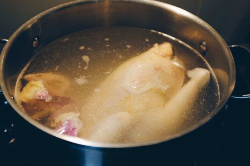 Luộc gà nguyên con để lấy nước dùng trong, ngọt thanh