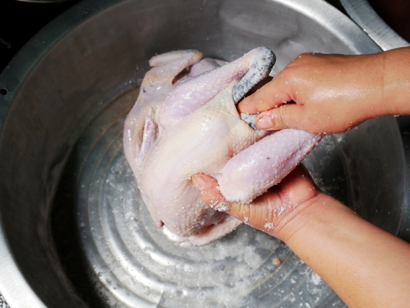 Làm sạch gà kỹ với muối và nước để khử mùi hôi, giúp thịt thơm và săn chắc hơn