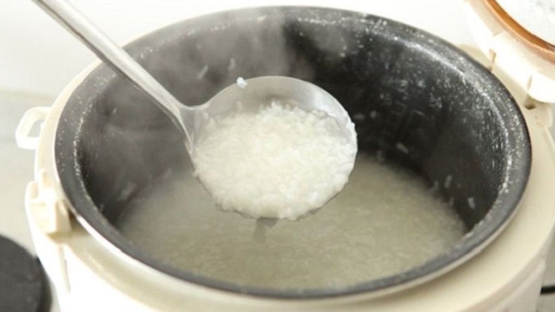 Cháo trắng được nấu nhừ bằng nồi cơm điện, đảm bảo mềm mịn, thích hợp cho cả trẻ nhỏ