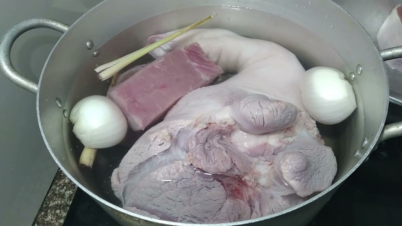 Luộc giò heo với hành và sả