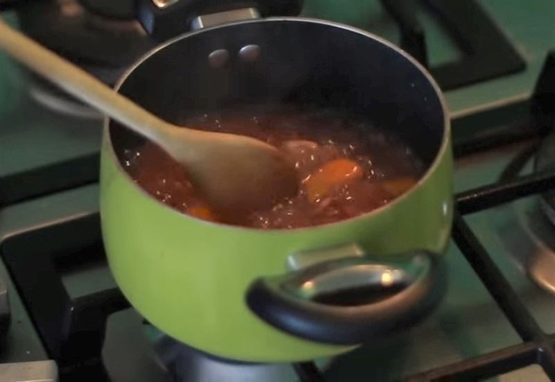 Nấu cháo gạo lứt khoai lang trong nồi, khuấy đều tay giúp cháo sánh mịn và thơm