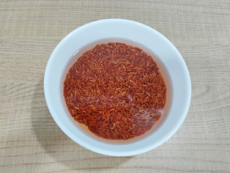 Gạo vo sạch ngâm trong nước giúp hạt mềm nhanh chín khi nấu cháo khoai lang
