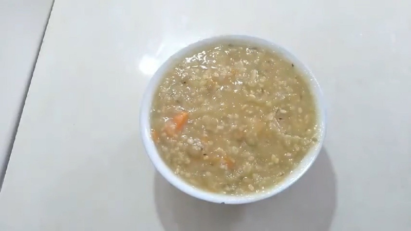Tô cháo khoai lang thịt heo nấu chín vàng, sánh mịn, thơm ngon hấp dẫn