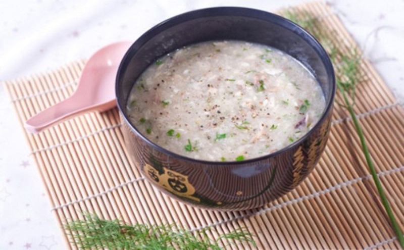 Cháo lưỡi heo nóng hổi rắc tiêu và hành lá.