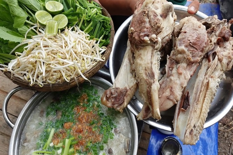 cháo má heo nóng hổi, ăn kèm rau sống và chanh
