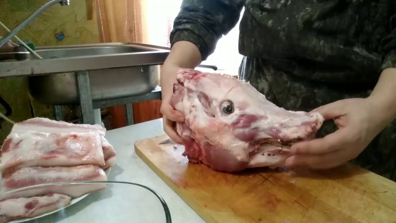 Đầu heo tươi chuẩn bị sơ chế nấu cháo