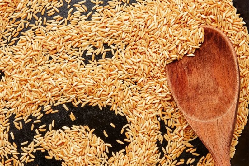 Gạo được rang vàng để nấu cháo thơm ngon