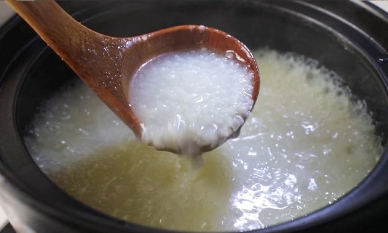 Cháo trắng sánh mịn đang sôi trong nồi
