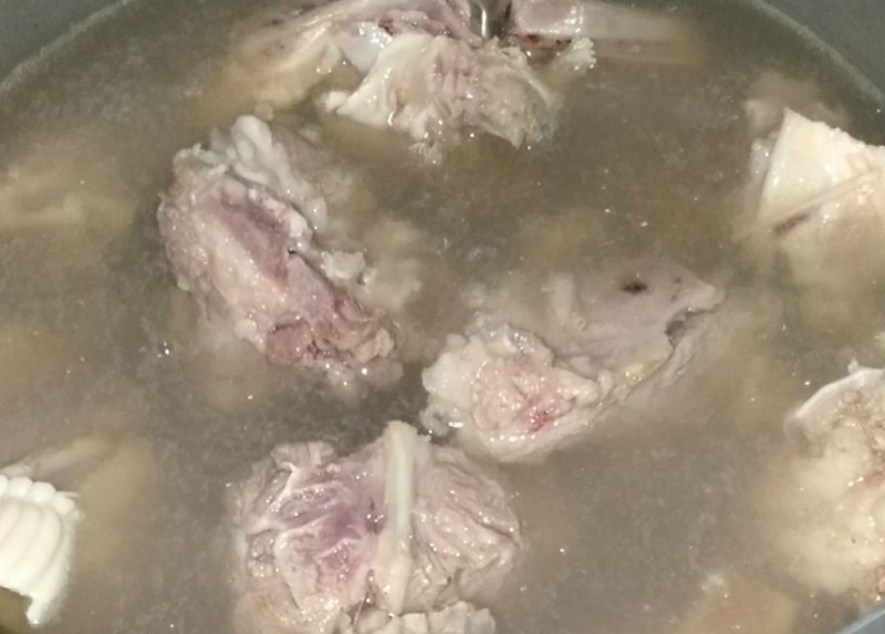 Xương má heo được hầm mềm trong nước lèo