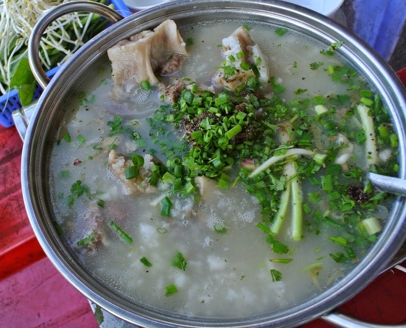 Cháo má heo hoàn chỉnh, rắc tiêu và hành