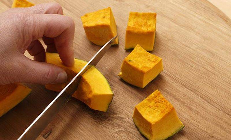 Tiến hành cắt khúc bí đỏ
