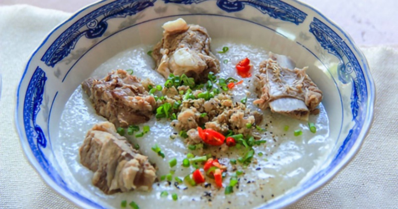 Tô cháo sườn ăn kèm ớt, rau thơm