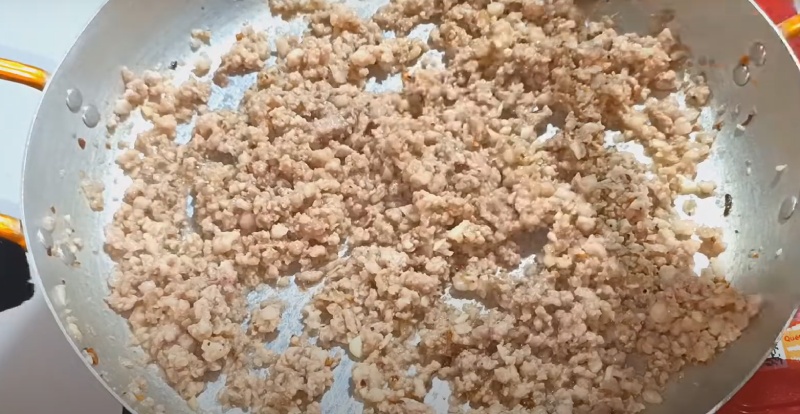 Xào thịt trên chảo