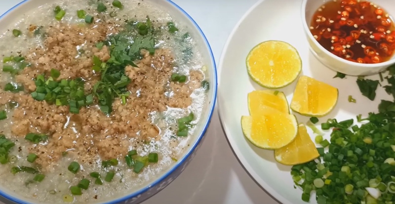 Cháo thịt băm trang trí thêm rau thơm