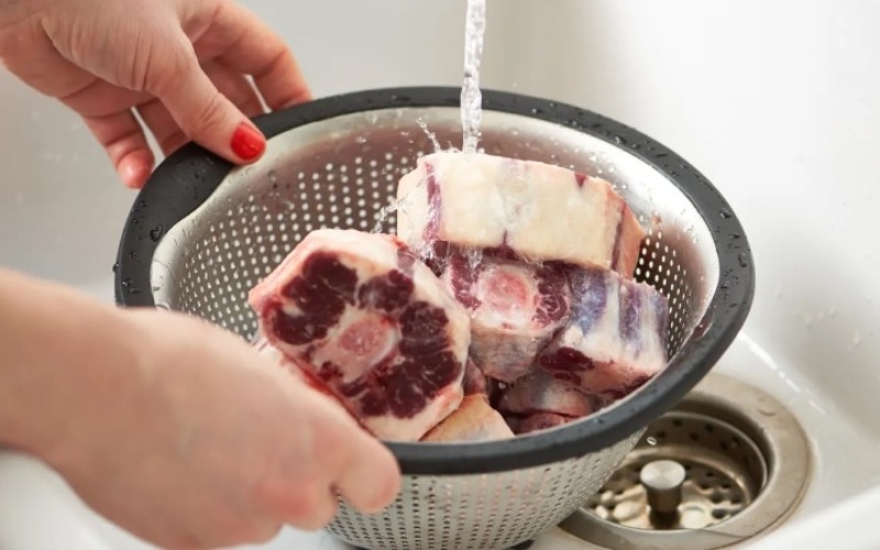 Tiến hành sơ chế xương