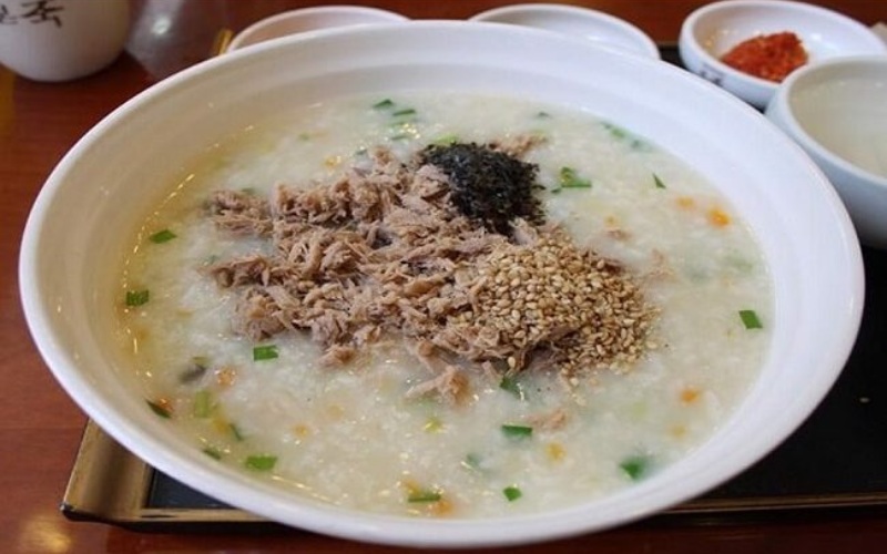 Thành phẩm món cháo thịt bò băm với xương heo