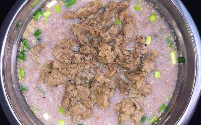 Thành phẩm món cháo thịt bò với gạo lứt