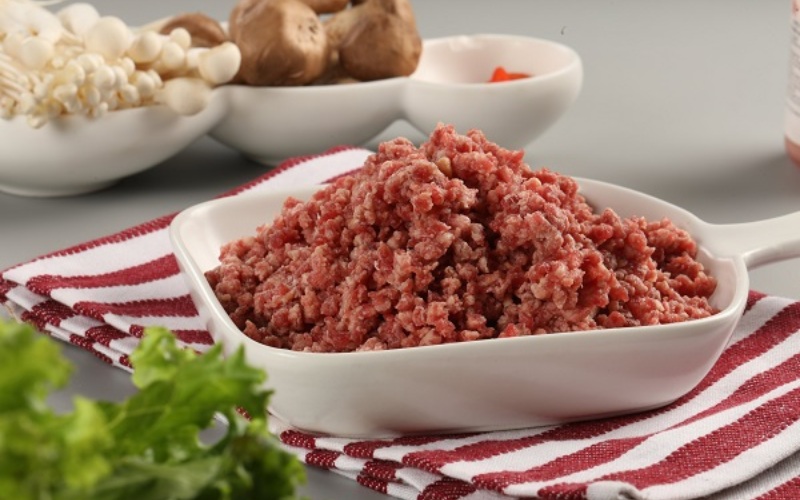 Sơ chế nguyên liệu nấu cháo thịt bò với khoai tây