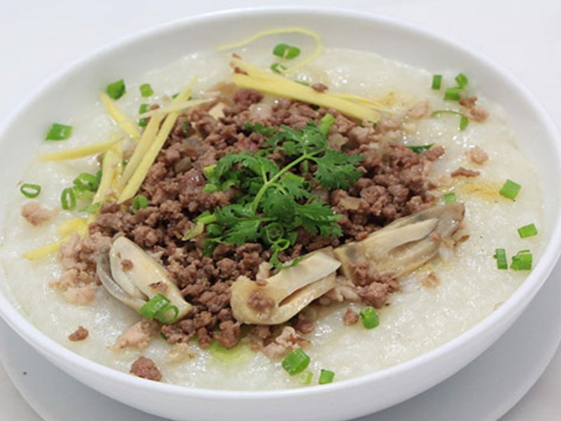 Cháo tim heo kết hợp thịt băm và rau thơm