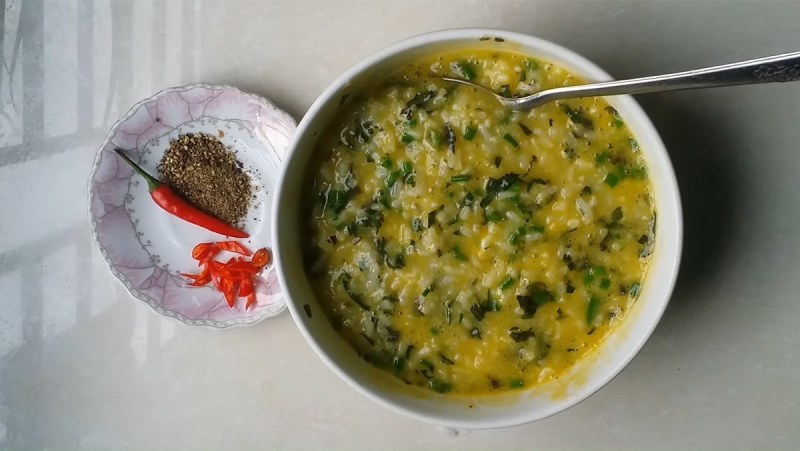 Hoàn thành món cháo hành tía tô bổ dưỡng