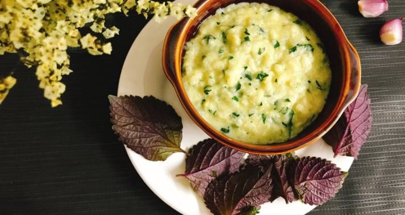 Cháo trứng gà tía tô thơm ngon bổ dưỡng giúp bé ấm bụng và tăng sức đề kháng