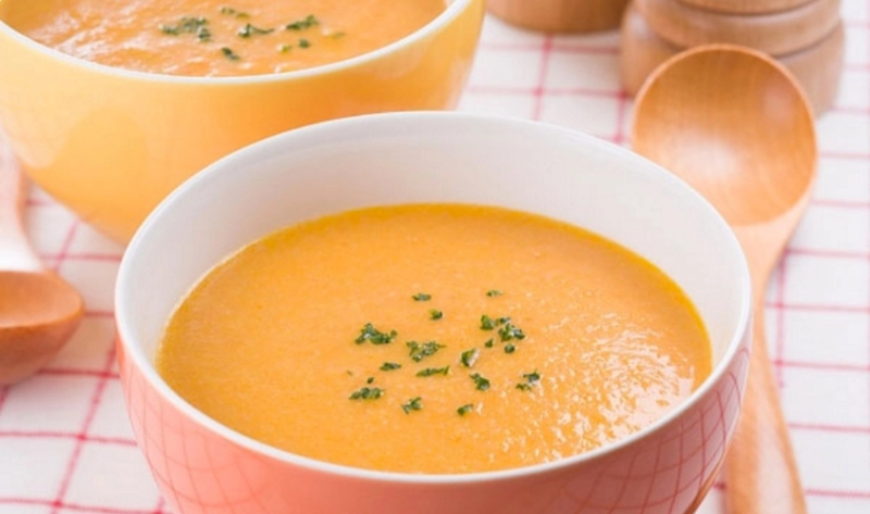 Cháo trứng gà cà chua thơm ngon và nhiều năng lượng cho bé