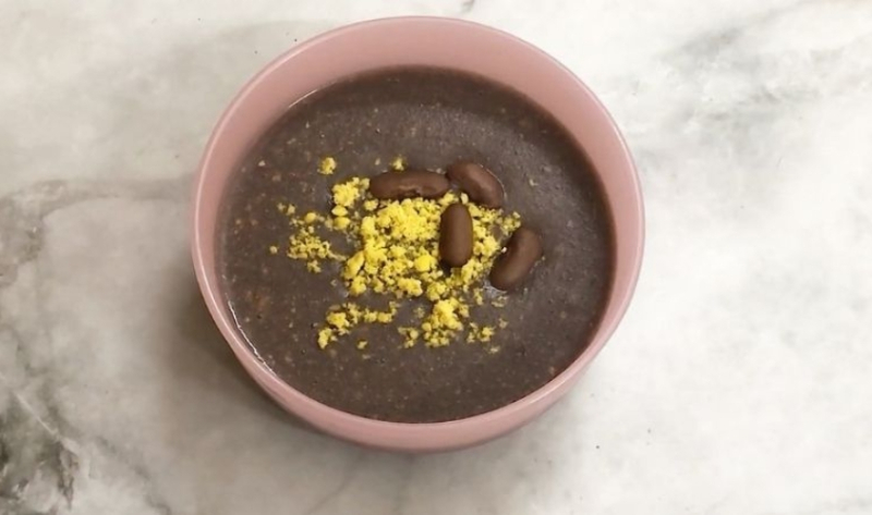 Cháo trứng gà đậu đỏ mịn mượt, cung cấp sắt và protein giúp bé