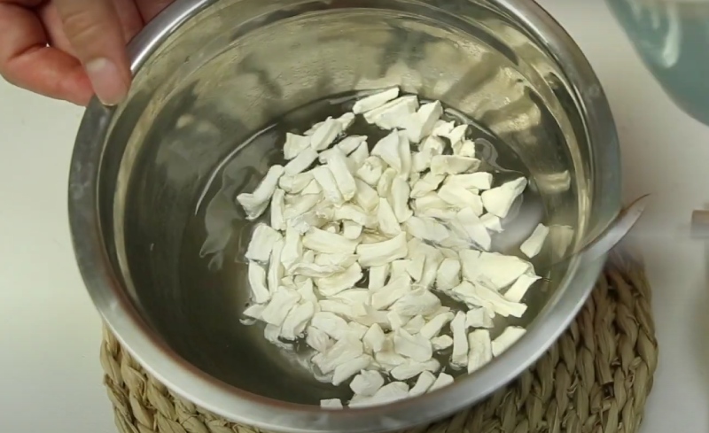 Cùi bưởi ngâm trong nước