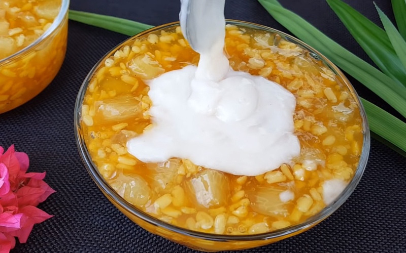 Thêm nước cốt dừa lên bát chè